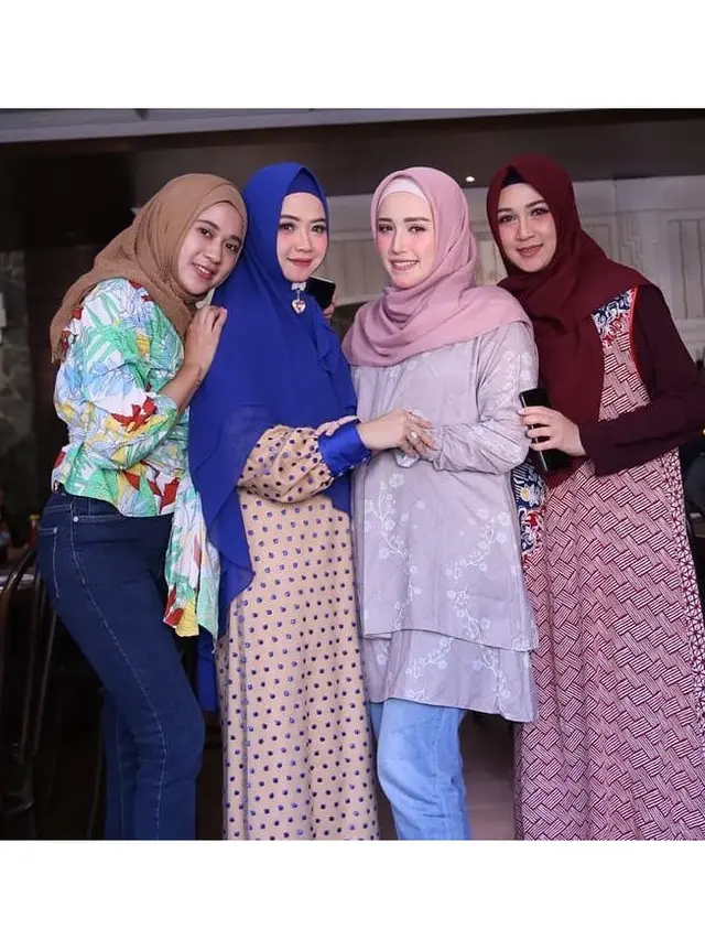 6 Potret Dina Lorenza Awet Muda di Usia 44 Tahun, Bak ABG