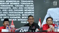 Sekjen PDI Perjuangan, Hasto Kristiyanto (tengah) menyampaikan keterangan di Jakarta, Rabu (18/7). Keterangan terkait daftar nama bacaleg yang diajukan PDIP ke KPU Pusat pada Selasa (17/7). (Liputan6.com/Helmi Fithriansyah)