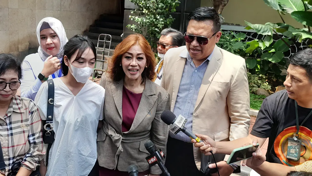 Anastasia Pretya Amanda alias APA dan kuasa hukumnya mendatangi Polda Metro Jaya, Kamis (16/3/2023)