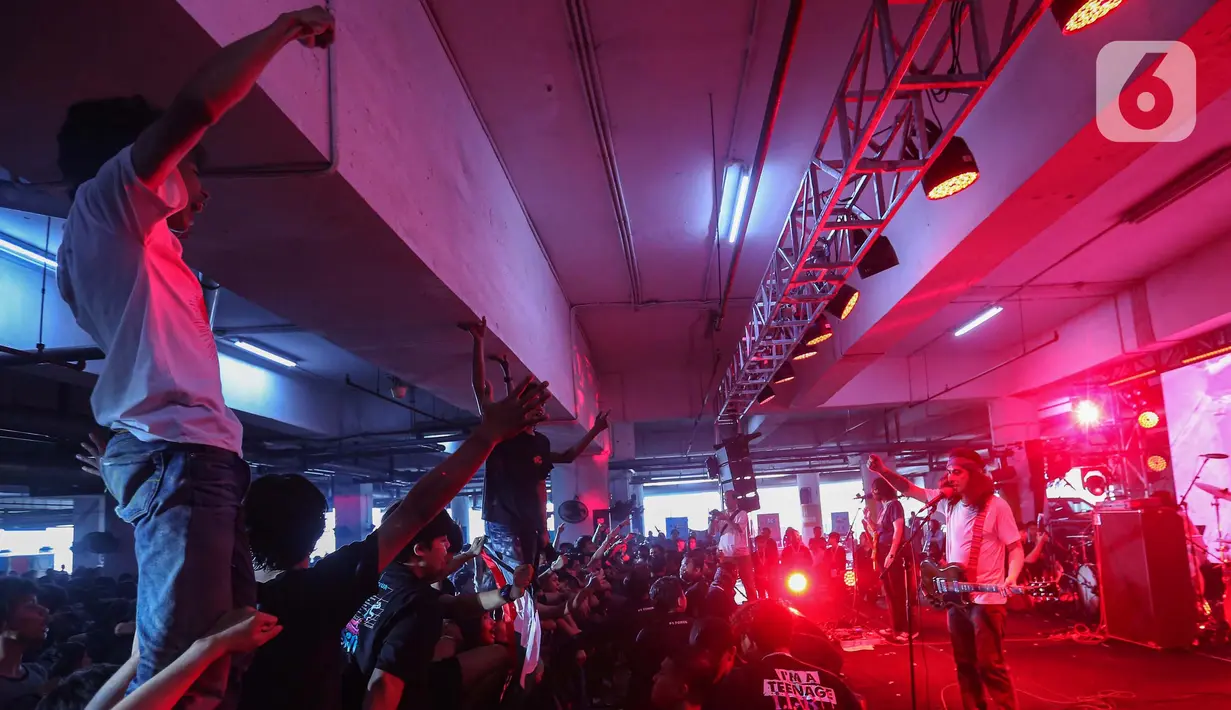 Band Kelompok Penerbang Roket saat tampil dalam acara Soundsfest Xperience 2024 di Mall Kuningan City, Jakarta, Sabtu (22/6/2024). (Liputan6.com/Angga Yuniar)