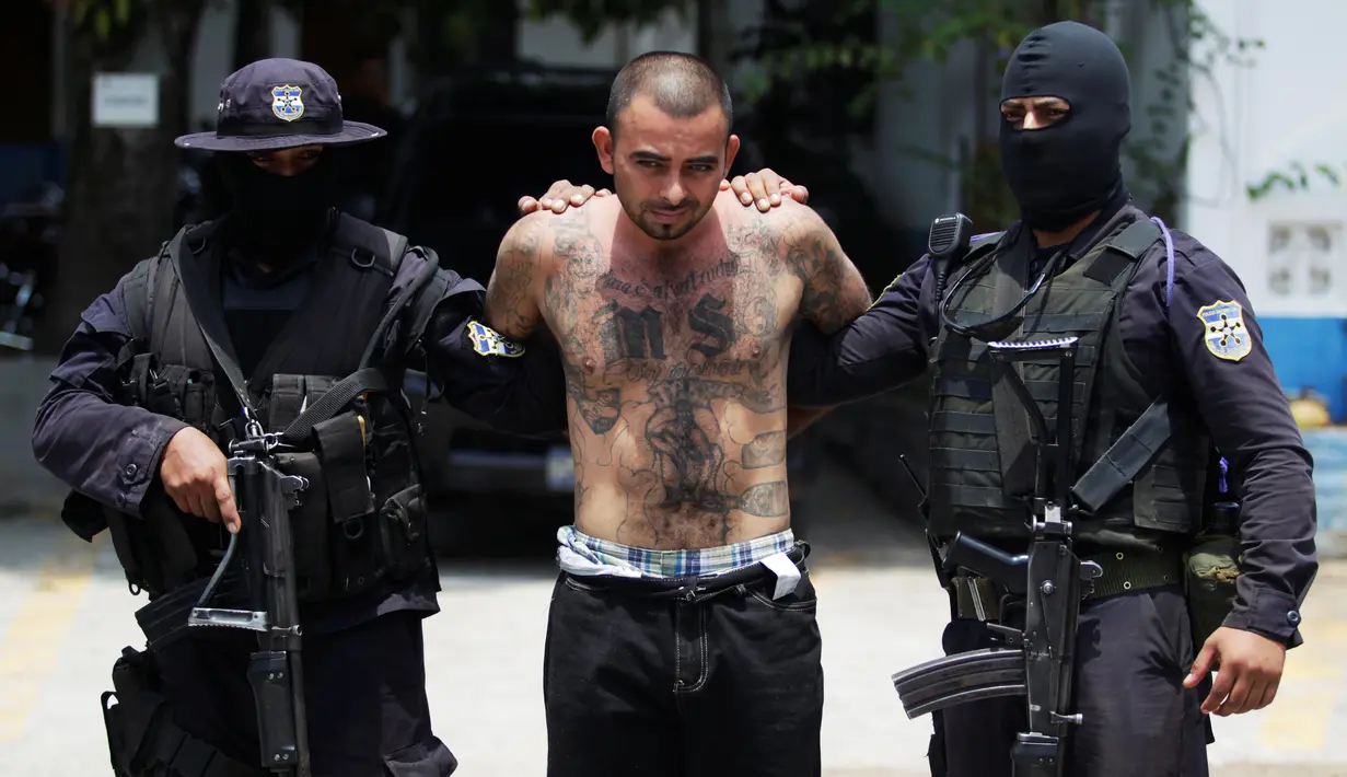 Petugas membawa pemimpin geng Gustavo de Jesus Vasquez Nerio alias "El Tigre" setelah penangkapannya di Colon, El Salvador 30 Mei 2016. (REUTERS/Jose Cabezas)
