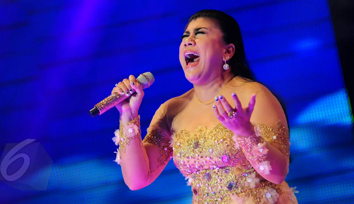 Regina begitu menghayati di Konser "Tribute to Rinto Harahap", Studio Emtek, Jakarta, Senin (8/6/2015). Sejumlah musisi membawakan lagu ciptaan  Rinto Harahap dengan ciri khas masing-masing. (Liputan6.com/Faisal R Syam)