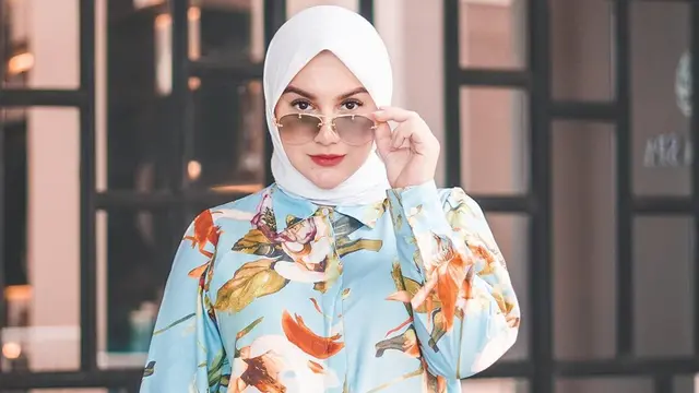 FOTO: OOTD Irish Bella dengan Busana Colorful, Tampil Stylish