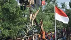 Petugas dari UPK Badan Air Dinas Lingkungan Hidup (DLH) Kecamatan Duren Sawit berusaha mencapai puncak saat lomba panjat pinang dalam rangka HUT ke-74 RI di Kanal Banjir Timur, Jakarta, Sabtu (17/8/2019). (merdeka.com/Iqbal S. Nugroho)