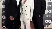 David Beckham tampil dengan tuksedo hitam bersama istri dan anaknya. Ia disebut mirip James Bond (Dok.Instagram/@davidbeckham/https://www.instagram.com/p/B19ltX4FUyH/Komarudin)
