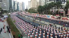 Suasana saat ribuan peserta mengikuti pemecahan rekor dunia atau Guinness World Record tari Poco-poco di sepanjang Jalan MH Thamrin-Sudirman, Jakarta, Minggu (5/8). Sebanyak 65 ribu peserta mengikuti acara akbar ini. (Liputan6.com/Pool/Biro Pers Setpress)