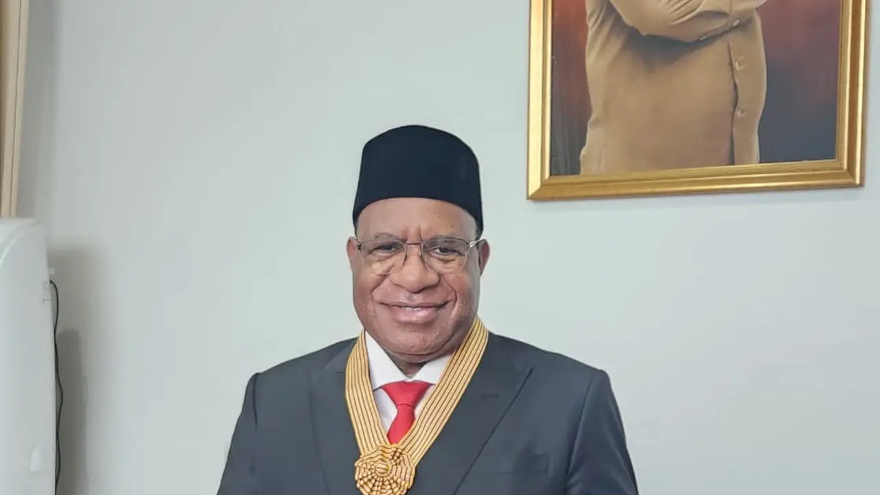 Wamendagri John Wempi Wetipo Dapat Penghargaan Bintang Jasa Utama dari Presiden Jokowi