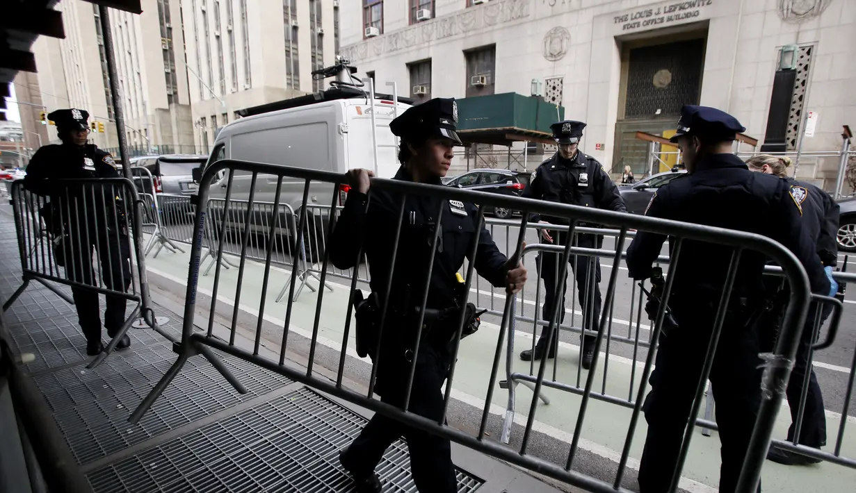 Mantan Presiden Amerika Serikat Donald Trump tiba di New York pada Senin (3/4), di mana dia diperkirakan bermalam sebelum mendengar langsung dakwaan atas keterlibatannya dalam skandal suap kepada artis porno Stormy Daniels. (Photo by Leonardo Munoz / AFP)