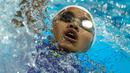 Perenang DKI Jakarta, Adelia Chantika beraksi dalam nomor 4x100 meter estafet gaya ganti putri Kejuaraan Nasional Akuatik Indonesia 2026 di Stadion Akuatik Gelora Bung Karno, Senayan, Jakarta, Jumat (01/05/2026). (Bola.com/Bagaskara Lazuardi)