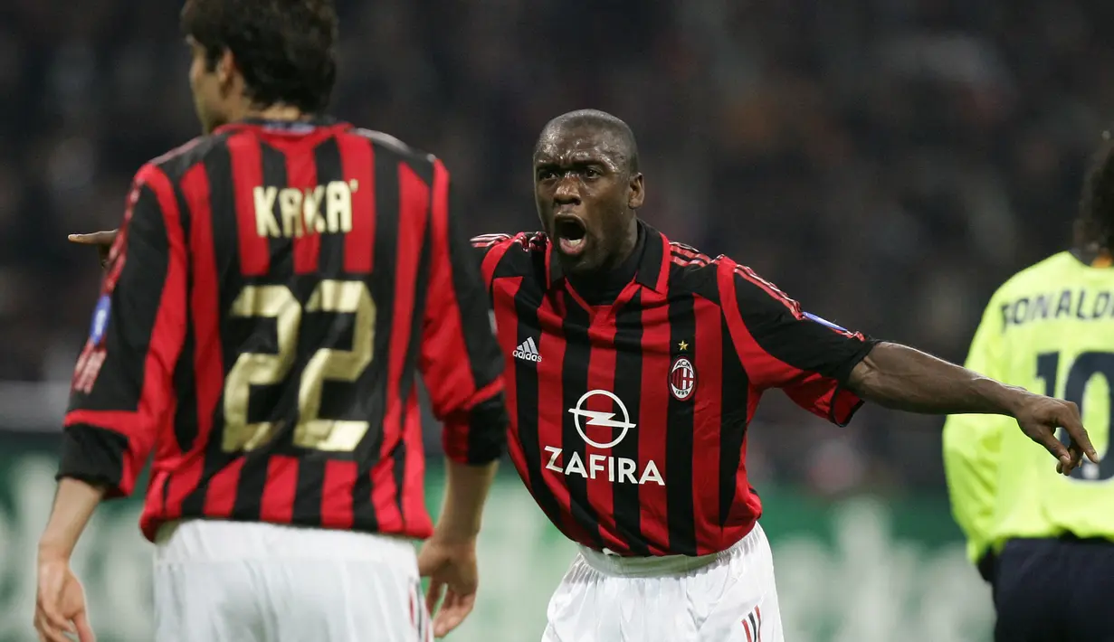 Gelandang AC Milan, Clarence Seedorf berteriak kepada rekannya, Kaka saat menghadapi Barcelona pada laga leg pertama semifinal Liga Champions 2005/2006 di San Siro Stadium, Milan (18/4/2006). Hingga pensiun pada Januari 2014, Clarence Seedorf total bermain dalam 125 laga di Liga Champions bersama Ajax, Real Madrid dan AC Milan dengan torehan 11 gol dan 27 assist. Sebanyak 4 trofi diraihnya, masing-masing satu kali bersama Ajax dan Real Madrid, serta dua kali bersama AC Milan. (AFP/Paco Serinelli)