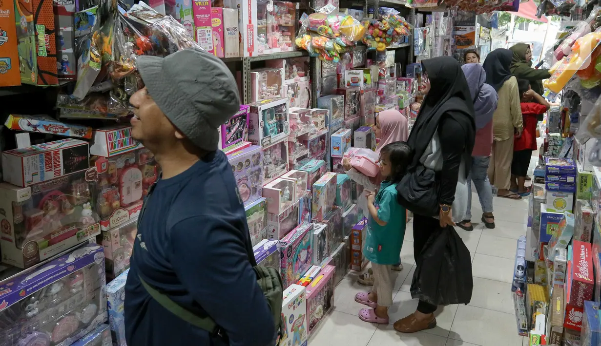 Seperti diketahui, harga jual mainan yang dijual di Pasar Gembrong bervariasi, mulai dari puluhan ribu rupiah untuk beberapa mainan plastik hingga jutaan rupiah untuk sepeda motor dan mobil mini listrik. (Liputan6.com/Herman Zakharia)