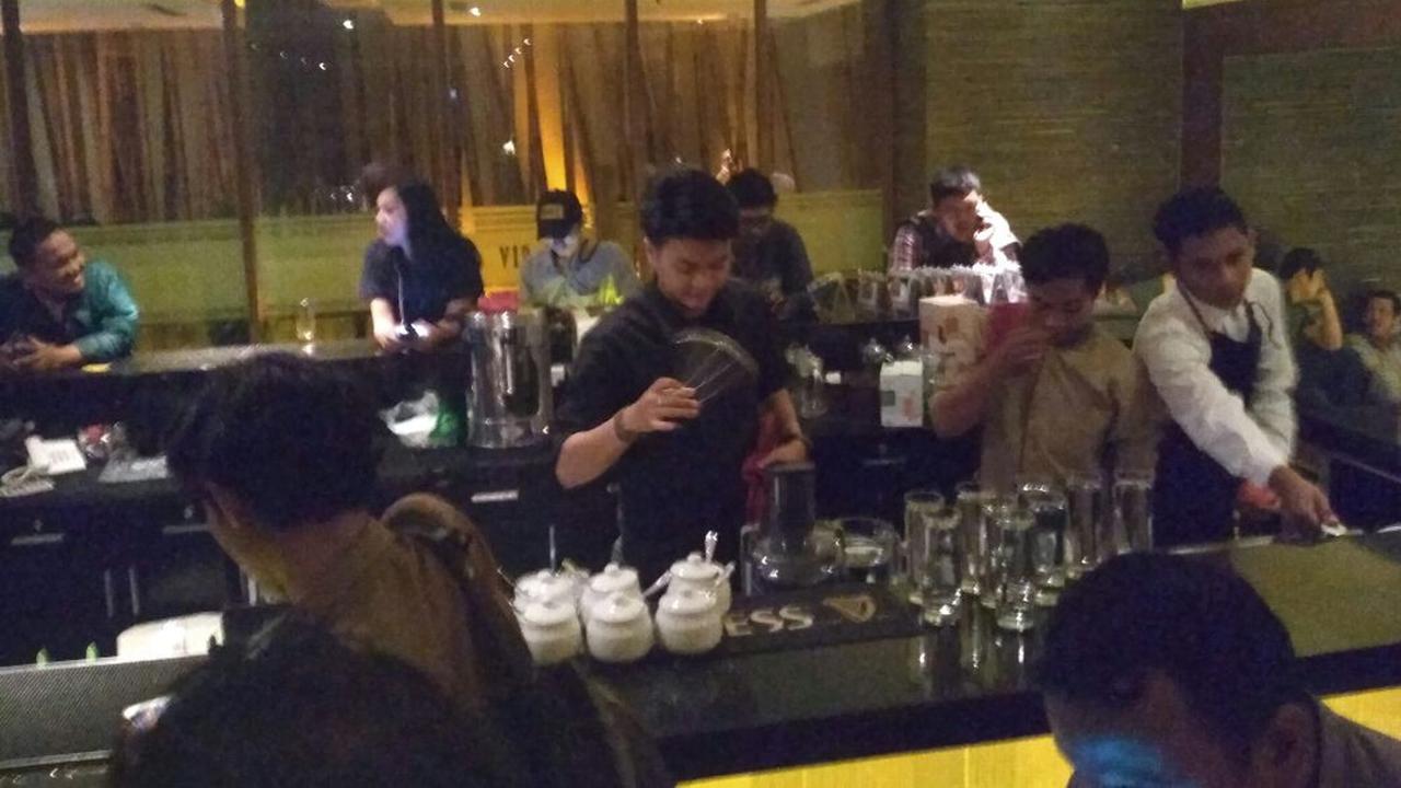 Para Karyawan di Hotel Alexis