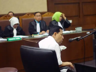 Tersangka korupsi proyek E-KTP Setya Novanto saat mengikuti sidang perdana di Pengadilan Tipikor, Jakarta, Rabu (13/12). Sidang diskors untuk memberikan kesempatan melakukan pemeriksaan kesehatan terhadap Setya Novanto. (Liputan6.com/Helmi Fithriansyah)