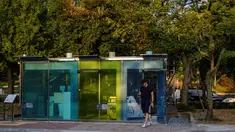 Seorang pria berjalan keluar dari toilet transparan di Haru-no-Ogawa Community Park di distrik Shibuya, Tokyo (19/8/2020). Toilet ini dirancang oleh Shigeru Ban dimana dinding luar kacanya akan berubah menjadi buram ketika kuncinya ditutup. (AFP Photo/Philip Fong)