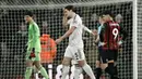 Maguire harus meninggalkan lapangan setelah melanggar Evanlison di dalam kotak penalti dan membuat MU kebobolan menjadi skor 2-2. (AFP/Glyn Kirk)