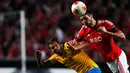 Pemain Benfica, Ezequiel Garay (kanan) menahan pemain Juventus, Carlos Tevez dan memenangkan duel udara dalam laga pertama semifinal Liga Europa di stadion Luz, Lisbon (25/4/2014). (REUTERS/Rafael Marchante)