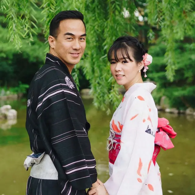 Rayakan Ultah Pernikahan ke-17, Ini 6 Potret Romantis Joe Taslim dan Istri