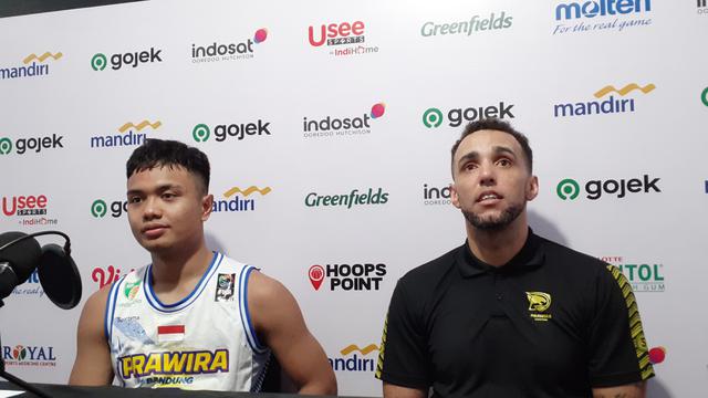 Pemain Prawira Bandung. Yudha Saputera (kiri)