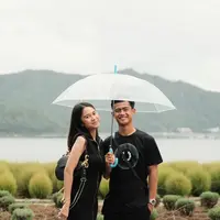 Potret tersebut juga dibanjiri beragam komentar netizen. Bahkan, tidak sedikit warganet yang baper. Selama ini, setelah menikah, keduanya tak pernah membagikan momen kebersamaannya di media sosialnya. [Instagram/@pratamaarhan8 ]