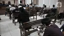Tamu persidangan duduk berjauhan saat penerapan social distancing di Pengadilan Negeri Jakarta Utara, Kamis (19/3/2020). Pihak PN Jakarta Utara menerapkan social distancing mengikuti kebijakan Pemprov DKI guna mencegah penyebaran virus Conora Covid-19. (merdeka.com/Iqbal Nugroho)