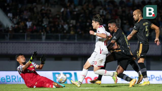 Foto: Debut Mantan Pelatih Galatasaray Bersama Dewa United saat Melawan Persis Solo