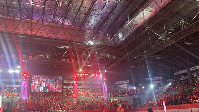 Ketua Umum (Ketum) Partai Solidaritas Indonesia (PSI) Giring Ganesha saat memberikan sambutan dalam acara Kopdarnas PSI di Tennis Indoor Senayan, Jakarta, Selasa (22/8/2023).