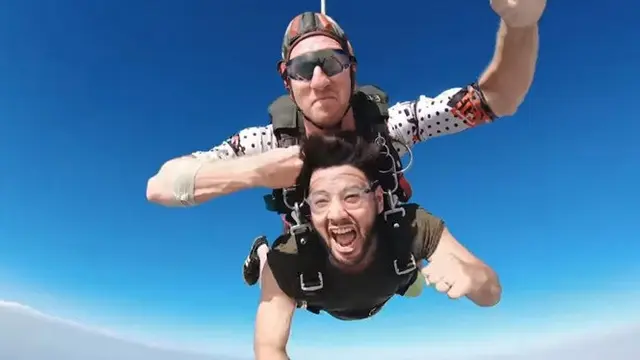 7 Momen Seru Ammar Zoni Saat Berlibur di Dubai, Coba Sky Diving