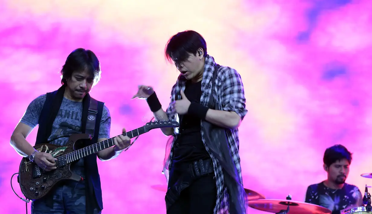 Merayakan 23 tahunnya, ternyata GIGI tidak hanya menggelar showcase anniversary. Mereka tengah mempersiapkan konser ulang tahun yang akan digelar pada 12 April 2017 nanti, bersamaan dengan rilis album baru. (Deki Prayoga/Bintang.com)