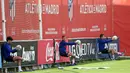 Para pemain Atletico Madrid saat sesi latihan di Majadahonda, Sabtu (9/5/2020). Latihan ini digelar jelang rencana kembali bergulirnya kompetisi La liga Spanyol. (AFP Photo)