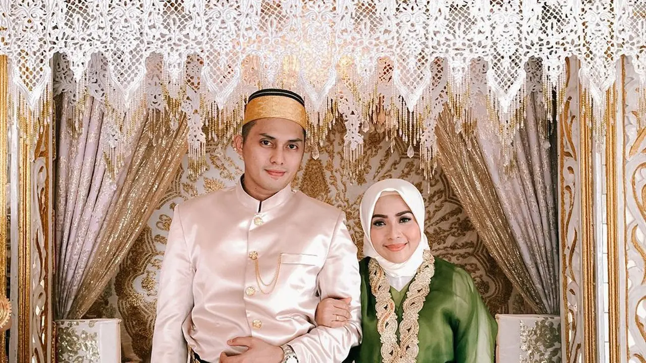 Muzdalifah dan Fadel Islami berpose di pelaminan menggunakan baju adat Bugis, Makassar. (https://www.instagram.com/p/CGFBJuYAZbL/)