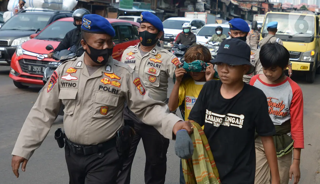 Polisi membawa pelajar yang terjaring razia saat berkumpul di sekitar Gedung DPR/MPR, Jalan Gatot Subroto, Jakarta, Rabu (7/10/2020). Puluhan pelajar diamankan sementara terkait informasi akan adanya demo dari media sosial. (merdeka.com/Imam Buhori)