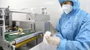 Seorang pekerja menyortir masker kesehatan N95 yang tidak memenuhi standar di perusahaan produsen masker di Shenyang, China, 8 Februari 2020. Nantinya masker N95 tersebut akan dipasok ke garis depan upaya pencegahan wabah virus corona di provinsi Hubei dan Liaoning. (Xinhua/Yao Jianfeng)