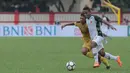 Pemain PS Tira, Pandi Lestaluhu (kanan) berebut bola dengan pemain Bhayangkara FC pada lanjutan Liga 1 2018 di Stadion PTIK, Jakarta, Jumat (4/5/2018). Bhayangkara bermain imbang 1-1 dengan PS Tira. (Bola.com/Nick Hanoatubun)