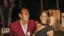 Hana Masalan hadir bersama Sean Gelael yang turut menjadi groomsmen. Hana tampil dengan dress one shoulder sedangkan Sean mengenakan setelan jas maroon. [@gelaelized]