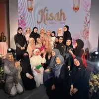 Jelang kelahiran anak kedua, Aurel Hermansyah dan Atta Halilintar menggelar pengajian. Berikut beberapa potret selebriti yang turut hadir dalam kajian yang diisi oleh pendakwah dr.Aisah Dahlan. Selain dari kalangan selebriti, acara juga dihadiri oleh istri dari calon Presiden Ganjar Pranowo, Siti Atikoh. [Instagram/mommy_starla]