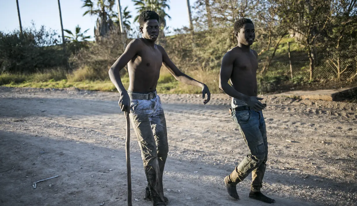 Para migran tiba di tanah Spanyol setelah melintasi pagar yang memisahkan kantong Spanyol Melilla dari Maroko, di Melilla, Spanyol (3/3/2022). Ratusan orang Afrika mencoba memanjat pagar yang memisahkan kota Melilla di Spanyol dari Maroko untuk hari kedua berturut-turut. (AP Photo/Javier Bernardo)