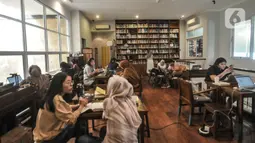 Sejumlah orang membaca buku koleksi perpustakaan Baca Di Tebet di Tebet, Jakarta Selatan, Minggu (29/5/2022). Perpustakaan Baca Di Tebet yang didirikan pada Februari lalu menjadi alternatif bagi warga yang membutuhkan ruang literasi dan diskusi dengan suasana nyaman sekaligus meningkatkan minat baca bagi generasi milenial yang dilengkapi sekitar 25.000 buku. (merdeka.com/Iqbal S Nugroho)