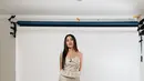 Di salah satu photoshoot terlihat Aaliyah Massaid tampil dengan set atasan tanpa tali dengan rok berhigh-slit yang edgy berwarna cokelat. [Foto: Instagram/aaliyah.massaid]