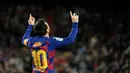 Gelandang Barcelona, Lionel Messi, merayakan gol yang dicetaknya ke gawang Granada pada laga La Liga di Stadion Camp Nou, Barcelona, Minggu (19/1). Barcelona menang 1-0 atas Granada. (AFP/Lluis Gene)