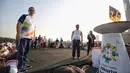 Gubernur DKI Jakarta Anies Baswedan melihat obor Asian Games 2018 di Jakarta, Sabtu (18/8). Anies menjadi pelari pertama yang membawa obor Asian Games 2018 dari Monas. (Liputan6.com/Faizal Fanani)