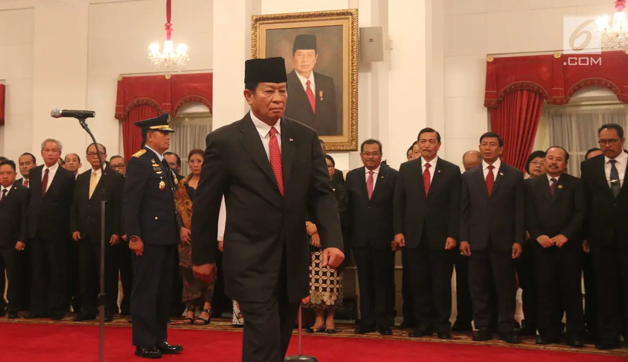 Jenderal TNI Purnawirawan Agum Gumelar bersiap menandatangani berita acara upacara pelantikan di Istana Negara, Jakarta, Rabu (17/1). Agum Gumelar diangkat sebagai anggota Dewan Pertimbangan Presiden (Watimpres). (Liputan6.com/Pool/Randi)