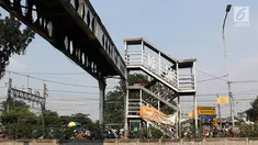 Suasana Jembatan Penyeberangan Orang (JPO) Pasar Minggu yang akan segera diturunkan di Jakarta, Kamis (4/4). Dampak dari proses penurunan JPO yang ambruk beberapa tahun lalu tersebut adalah pengalihan arus lalu lintas di sekitar lokasi. (Liputan6.com/Immanuel Antonius)
