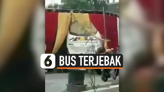 BUS TERJEBAK