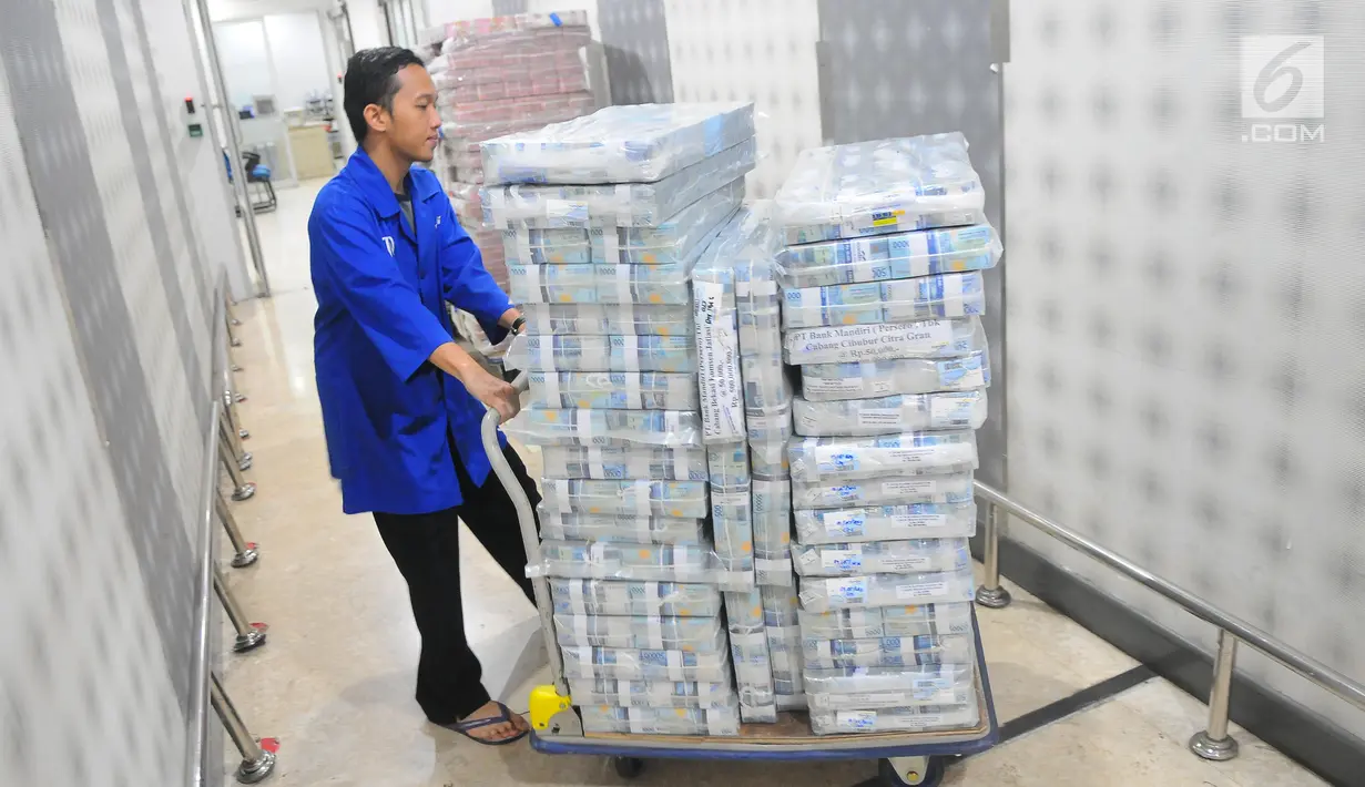 Karyawan mendorong troli berisi uang di Cash Pooling Bank Mandiri, Jakarta, Kamis (9/5/2019). Sekitar 82 persen dari dana tunai sebesar Rp 54,9 triliun yang disiapkan oleh Bank Mandiri saat Ramadan dan jelang Idul Fitri 2019 dialokasikan untuk memenuhi kebutuhan mesin-mesin ATM. (Liputan6.com/Angga
