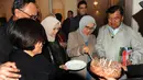 Mufidah Kalla memotong kue dan memberikannya kepada Wakil Presiden Jusuf Kalla seusai acara kejutan ulang tahun ke-77 di Jenewa, Swiss, Rabu (15/5/2019). JK berkunjung ke Swiss untuk menghadiri sebuah pertemuan yang diinisiasi PBB dengan bahasan penanganan bencana. (Liputan6.com/Tim Media Wapres)