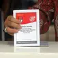 Warga memasukkan surat suata saat simulasi pemungutan suara Pemilu 2024 di Halaman Kantor Wali Kota Jakarta Pusat, Rabu (17/1/2024). (Liputan6.com/Herman Zakharia)