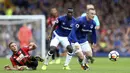 Striker Everton, Wayne Rooney, mengontrol bola saat pertandingan melawan Bournemouth pada Premier League, di Stadion Goodison Park, Sabtu (23/9/2017). Everton menang 2-1 atas Bournemouth. (AP/Barrington Coombs)