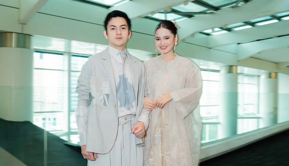 Syifa Syifa Hadju memakai Lacquer Ruffle dress yang dipasangkan Ukelan Ron Sangkar outerwear. @syifahadju/@rizkynazar20.