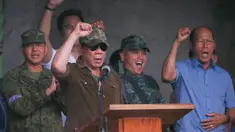 Presiden Filipina, Rodrigo Duterte bersorak saat mengumumkan pembebasan Kota Marawi di Filipina (17/10). Duterte mendeklarasikan Kota Marawi telah terbebas dari kelompok militan Maute yang berafiliasi dengan ISIS. (AP Photo/Bullit Marquez)