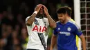 Bek Tottenham, Danny Rose tampak kecewa usai timnya bermain imbang dengan Chelsea pada liga Inggris di Stamford Bridge, London, (3/5). Tottenham gagal meraih juara liga Inggris karena tertinggal 7 poin dari Leicester City. (Reuters/John Sibley)